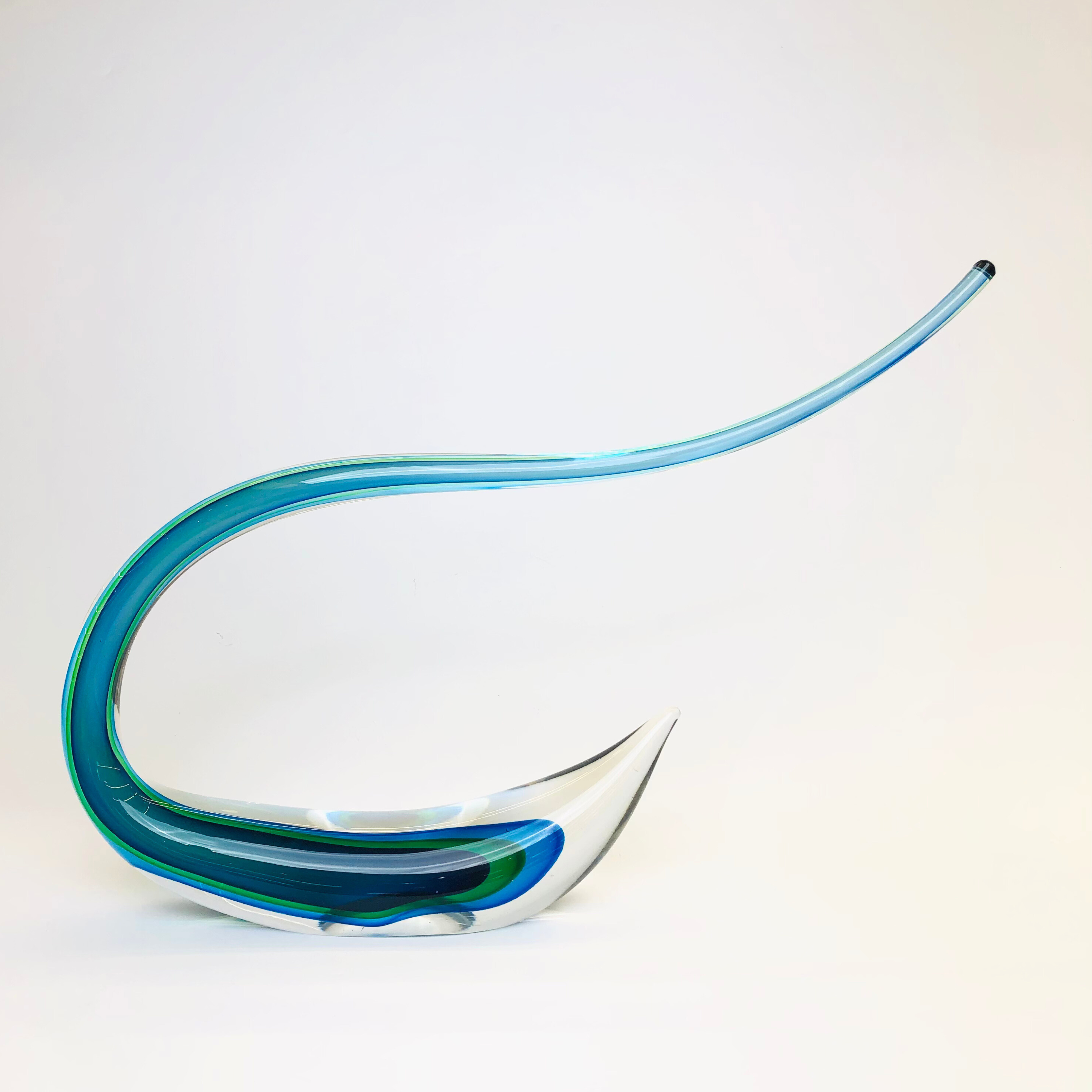 Elegant Crystal Showpiece – Abstract Curved Design