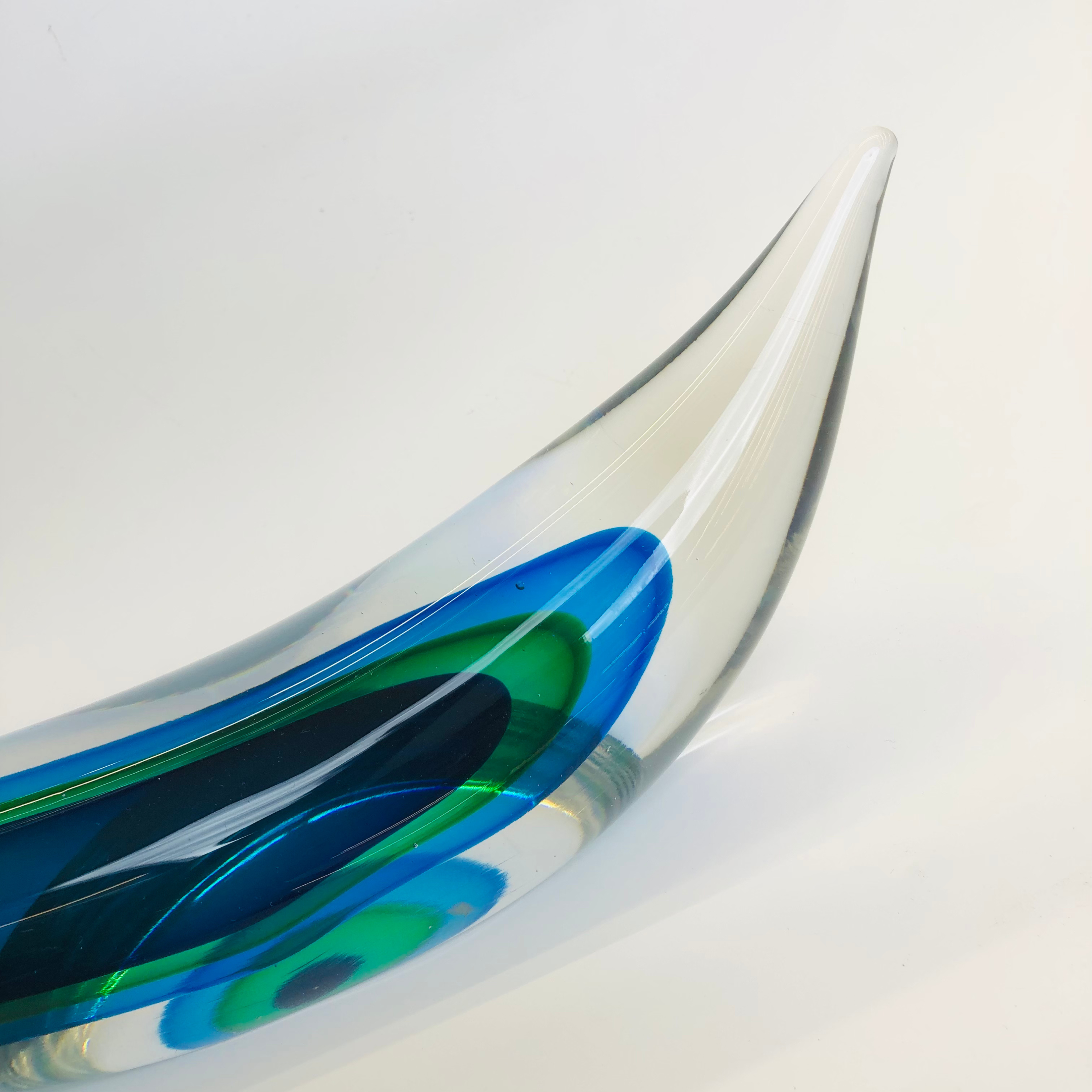 Elegant Crystal Showpiece – Abstract Curved Design