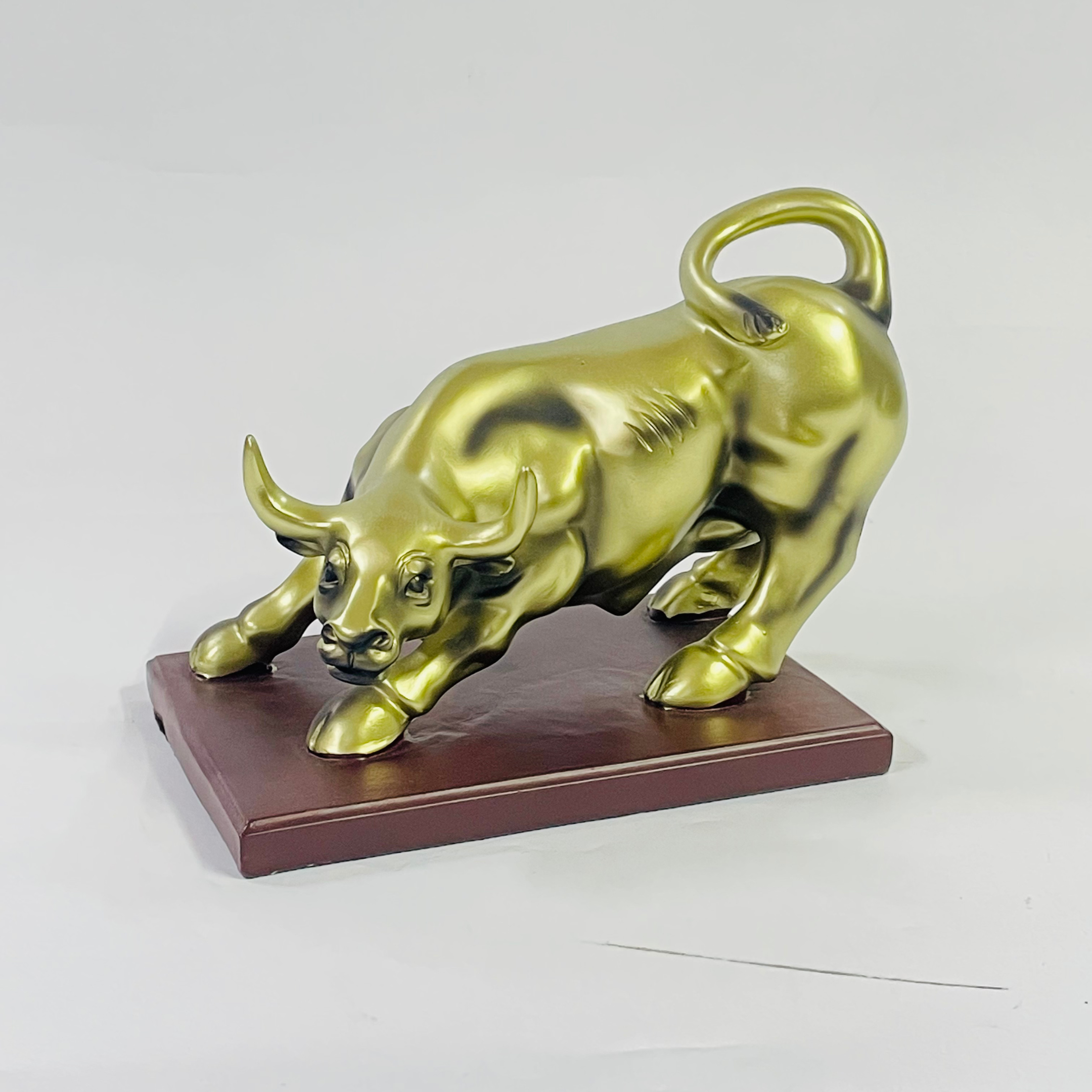 Minimal Aura Bull Showpiece