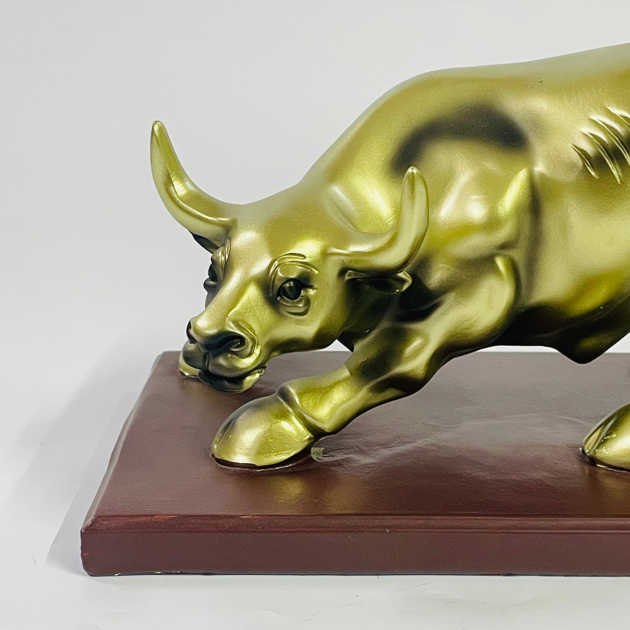 Minimal Aura Bull Showpiece