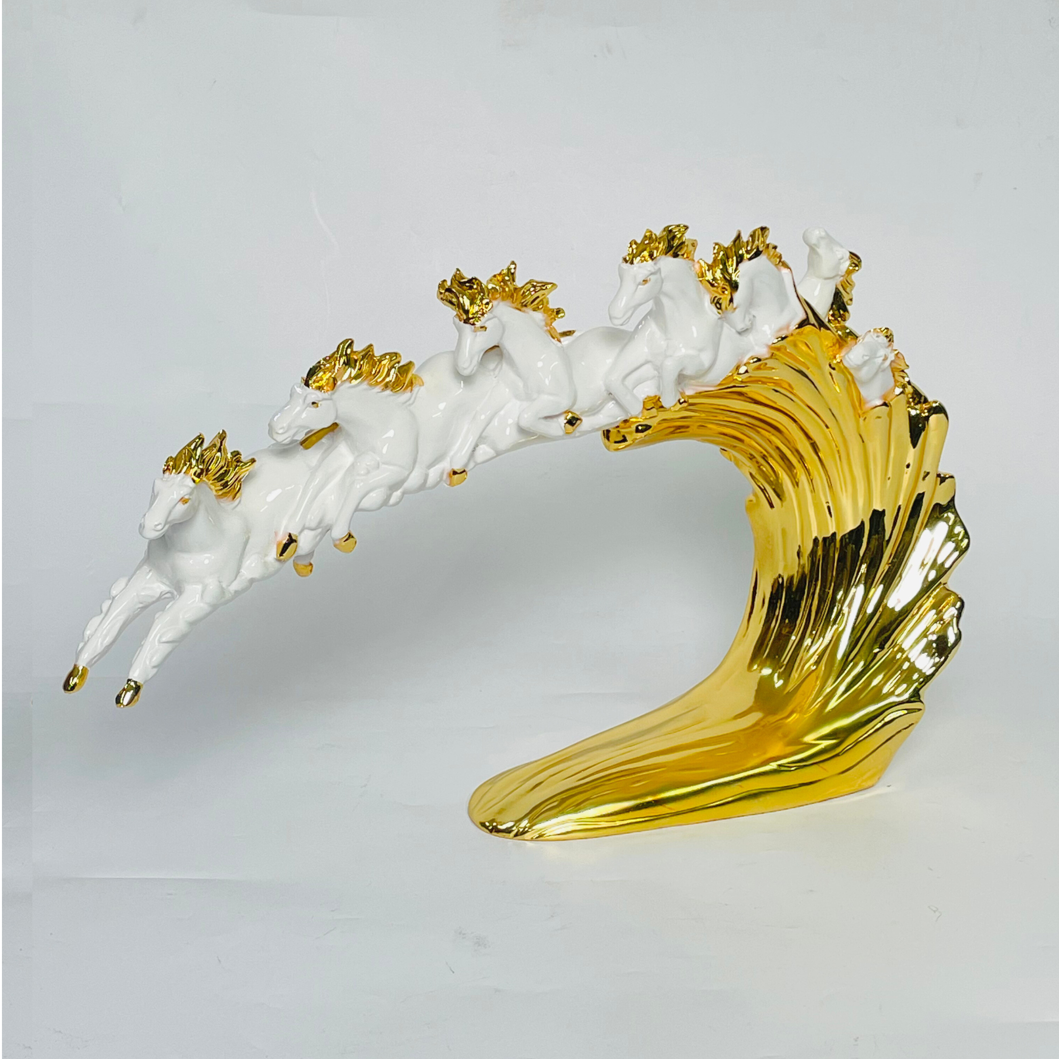 Royal 7 Horse Showpiece