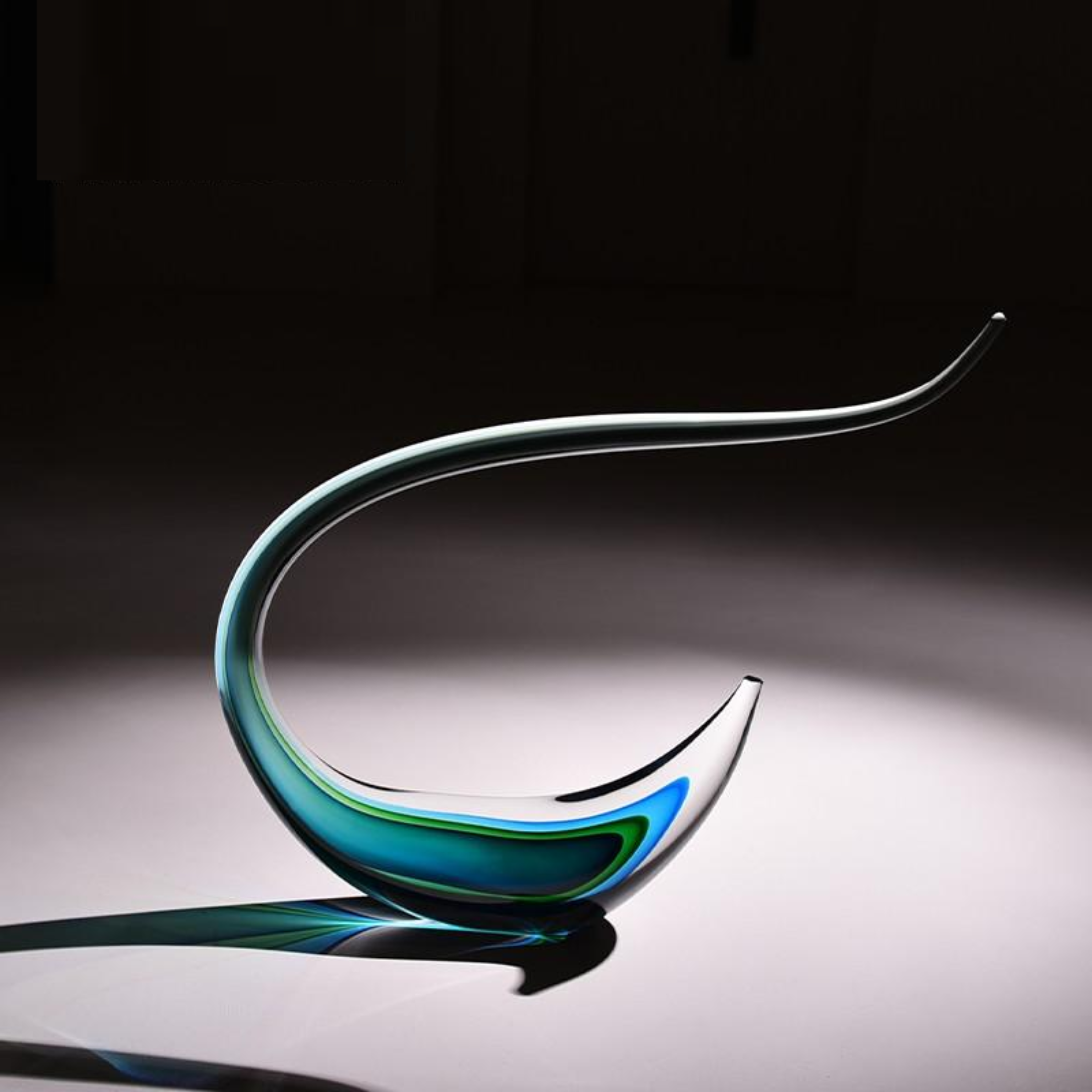 Elegant Crystal Showpiece – Abstract Curved Design