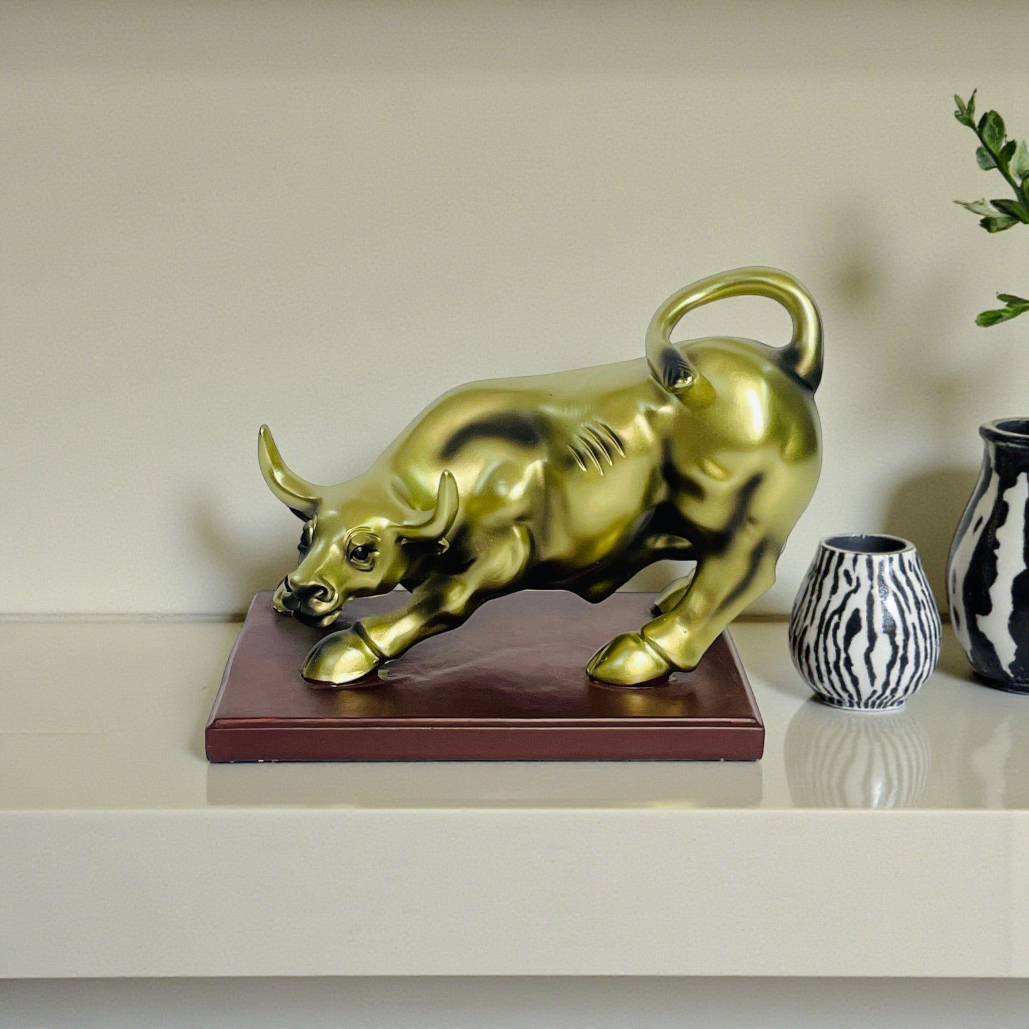 Minimal Aura Bull Showpiece