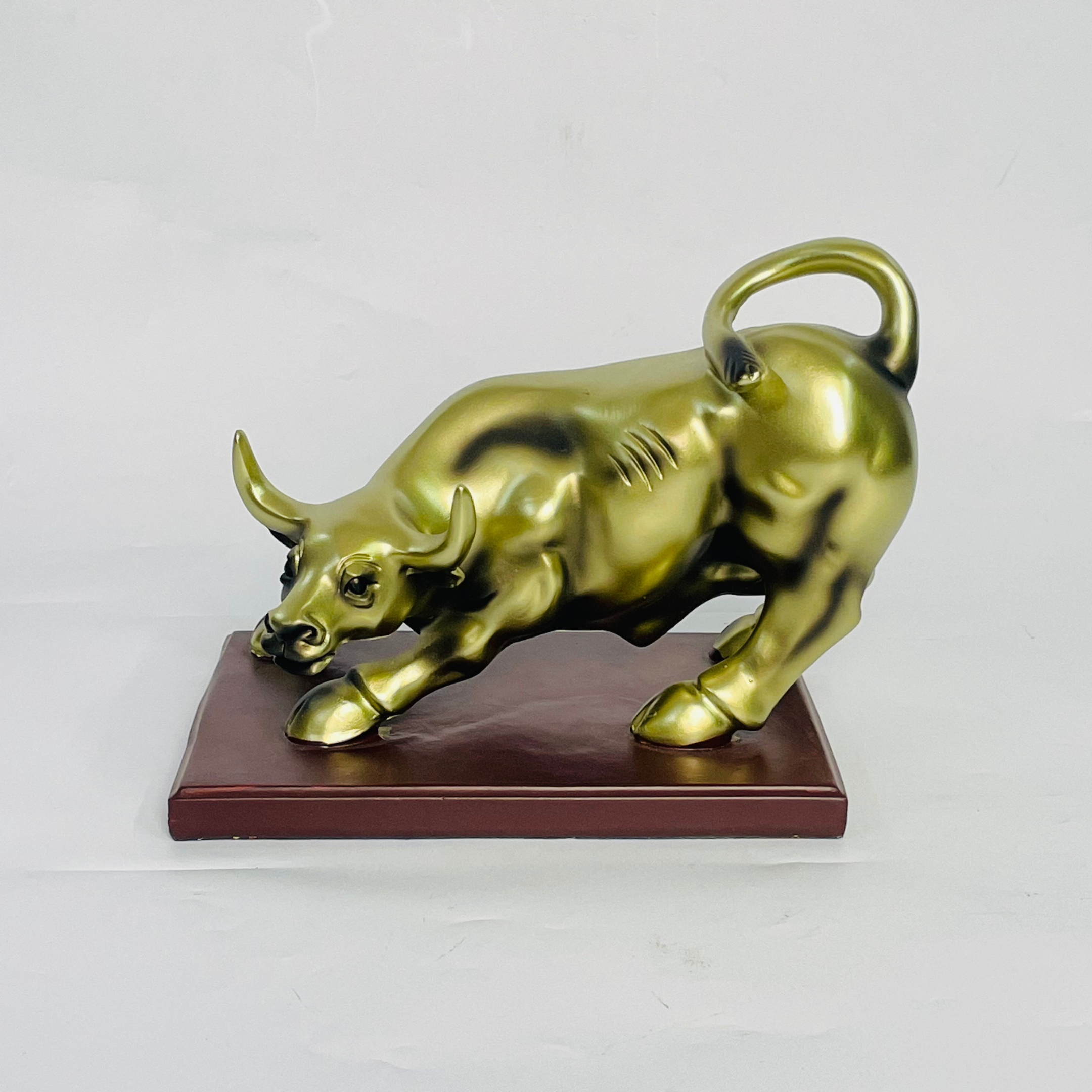 Minimal Aura Bull Showpiece