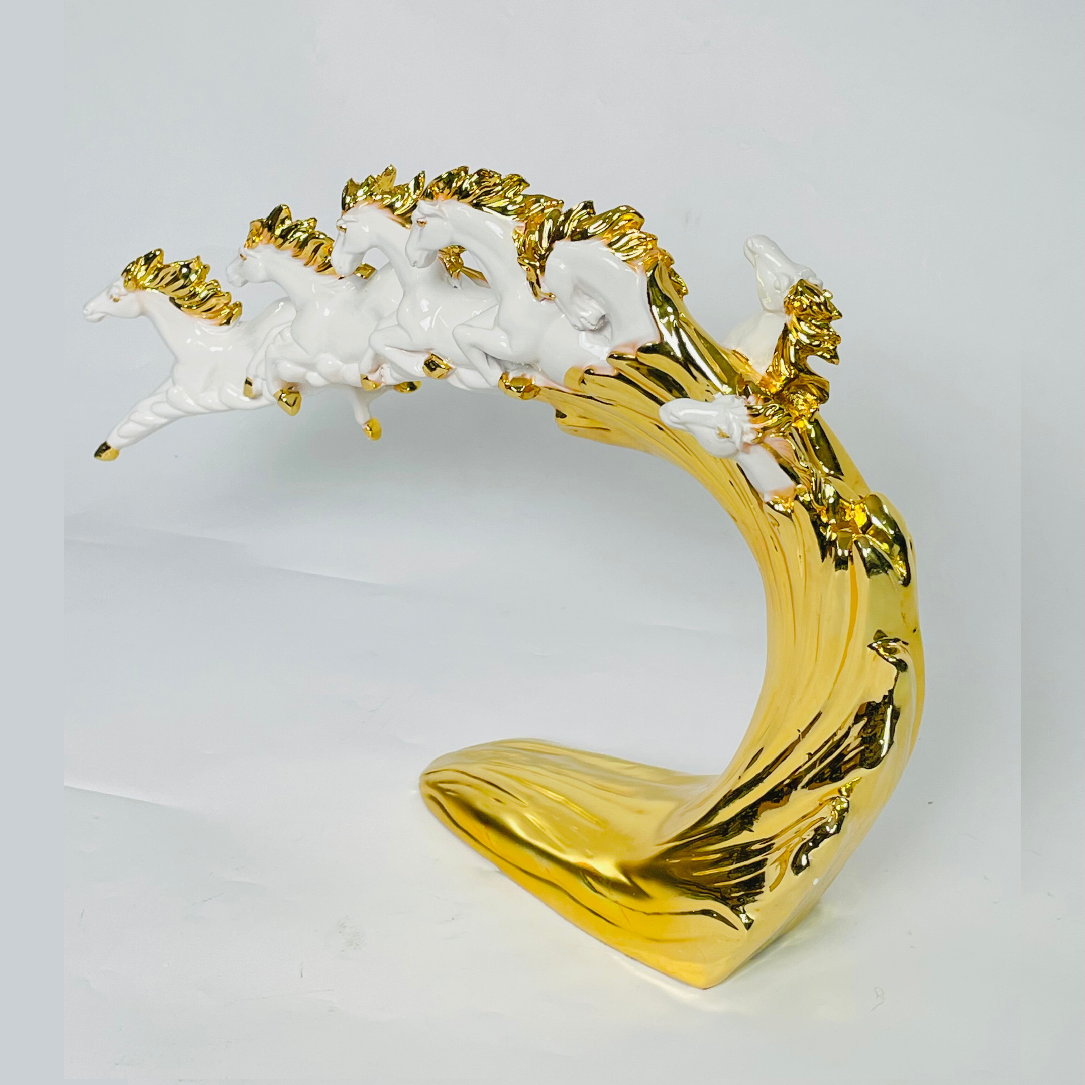 Royal 7 Horse Showpiece