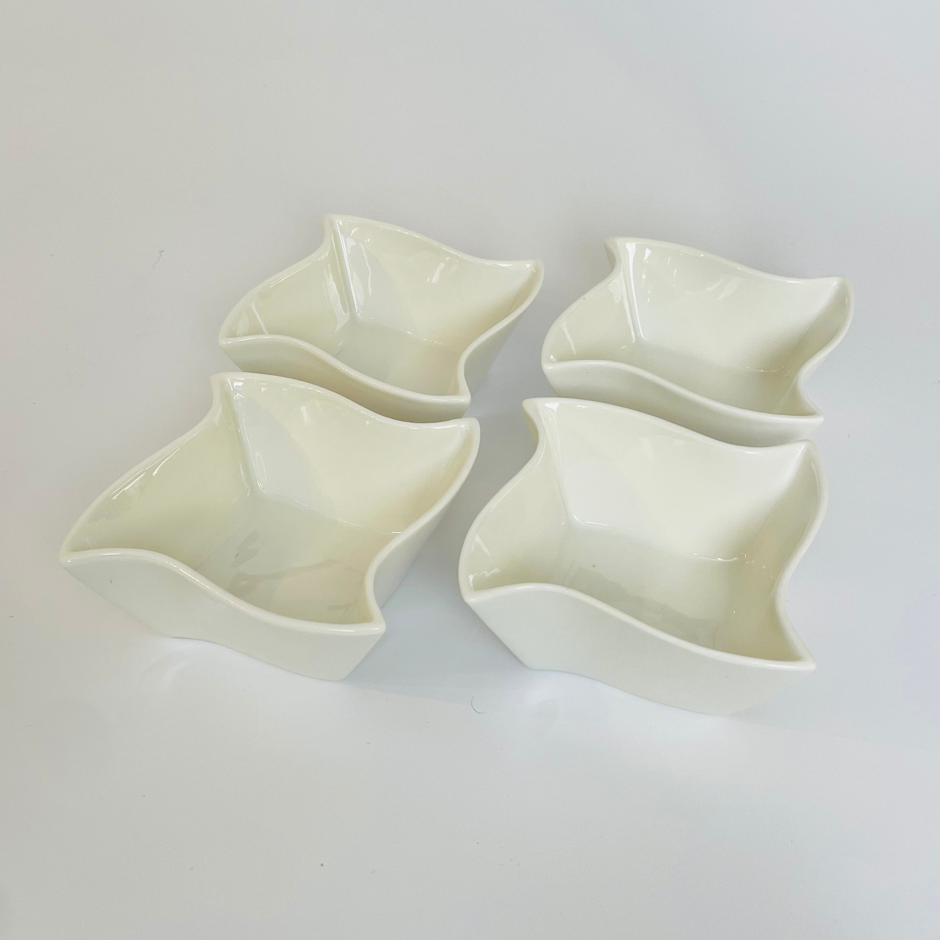 Modern White Wave-Edge Bowl with Spoon – Set of 4