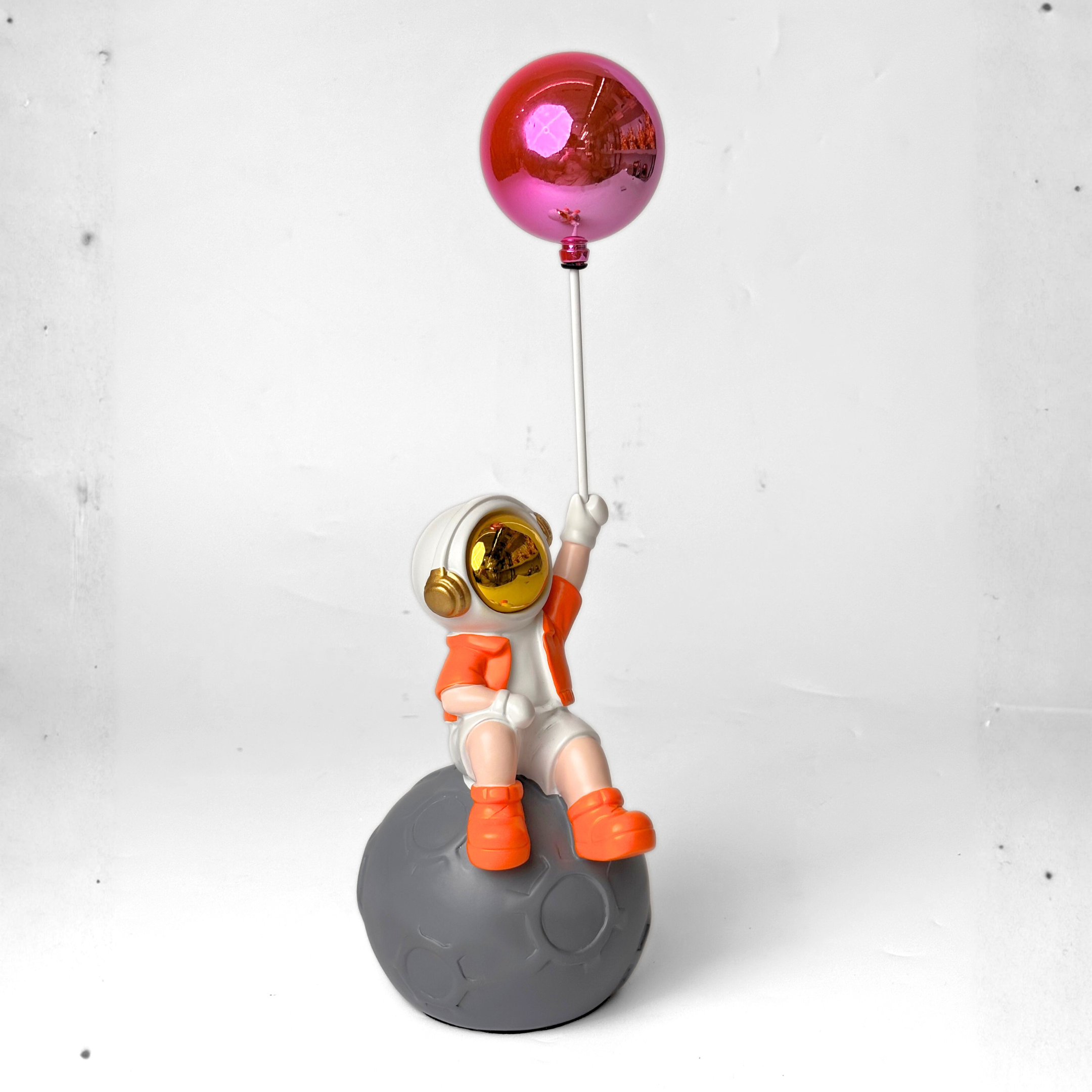 Royal Astronaut With Balloon Showpiece