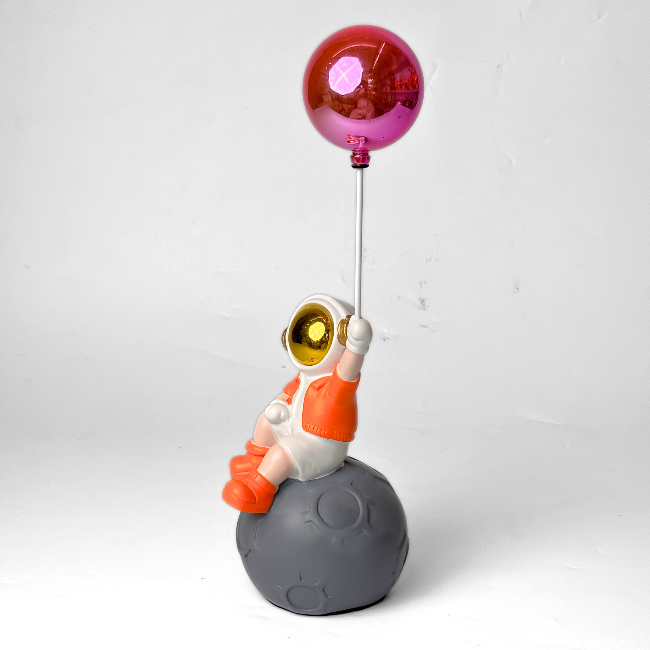 Royal Astronaut With Balloon Showpiece