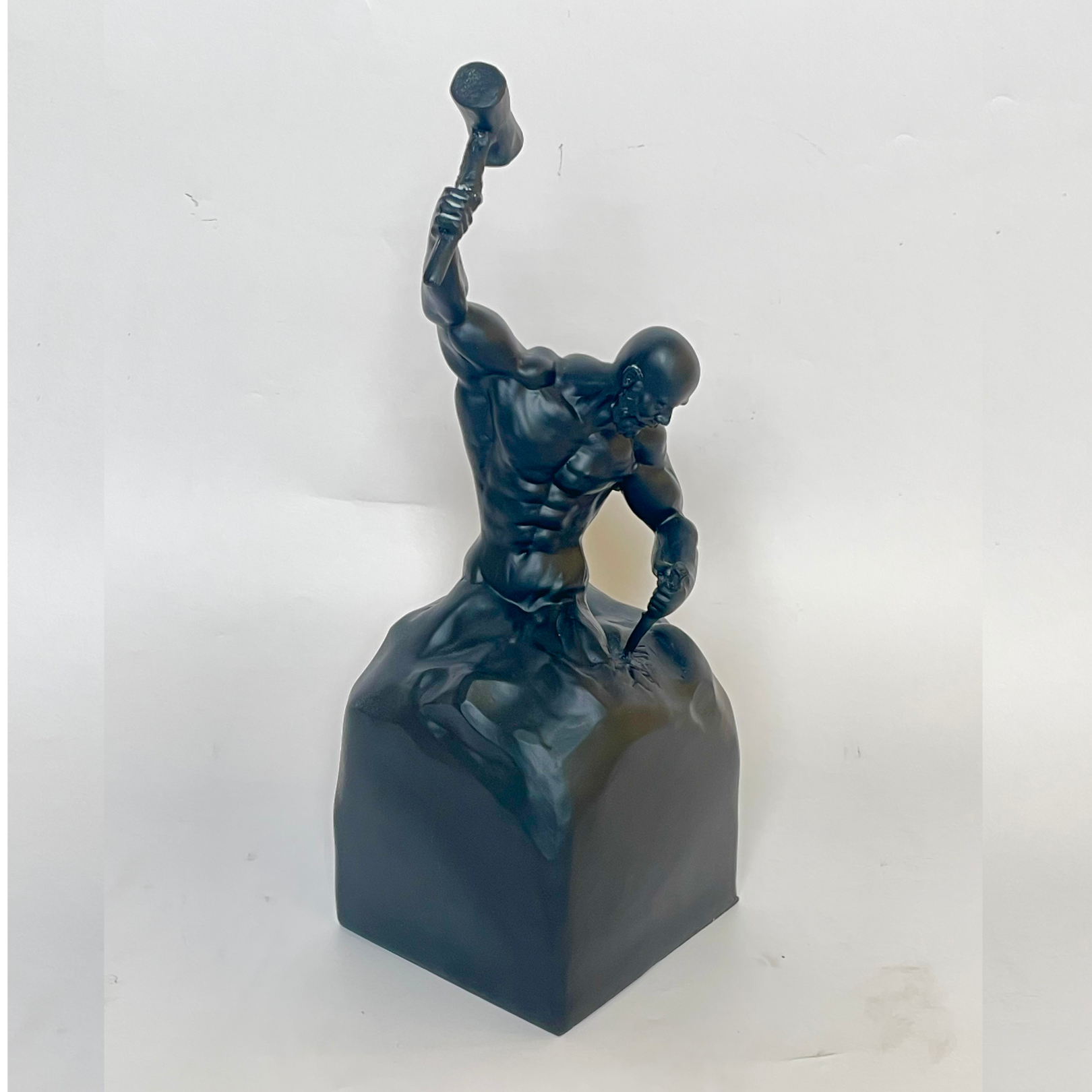 Elegant Man Showpiece With Hammer